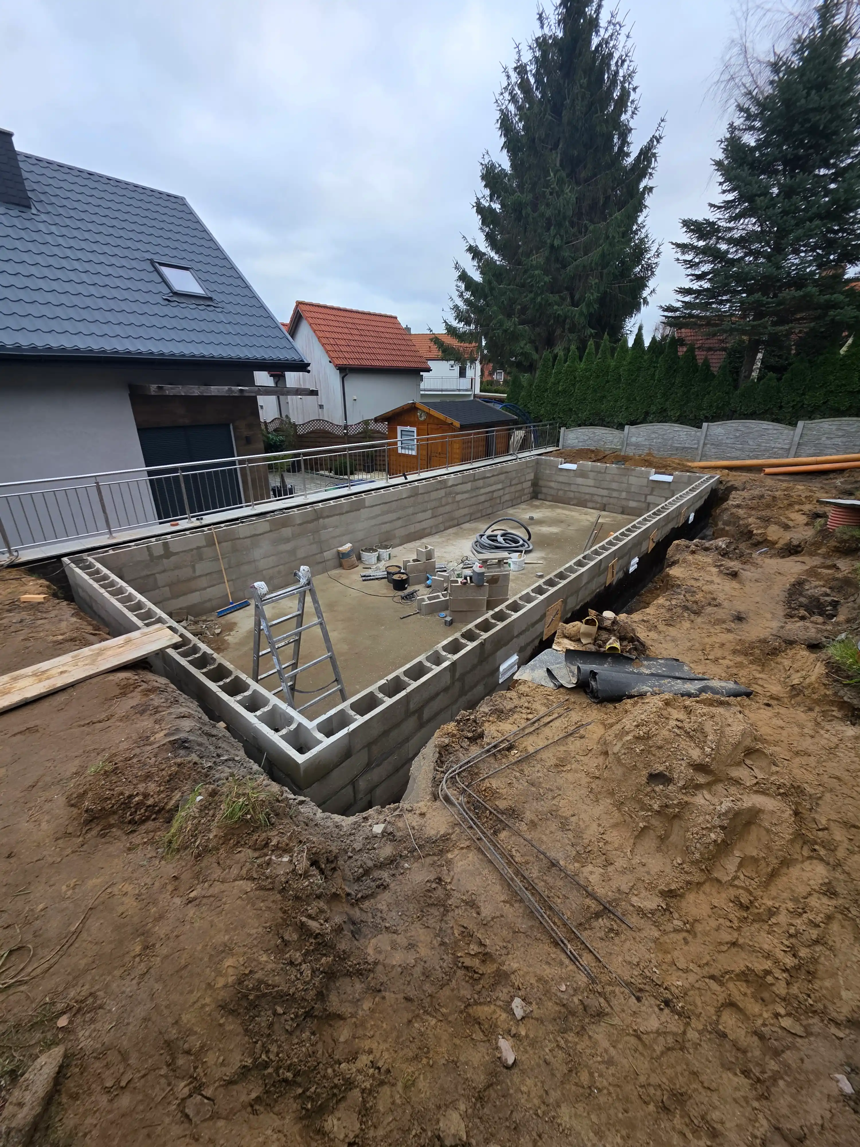 Realizacja JML-BUD — ściany fundamentowe z bloczków betonowych w wykopie